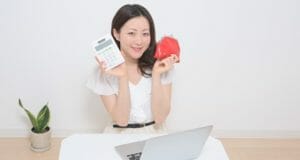 最安値をチェックする女性