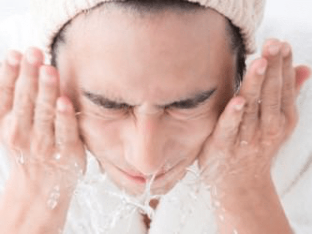 洗顔する男性