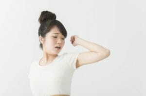 脇の匂いをチェックする女性