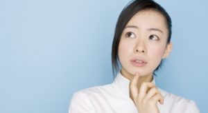 少し悩む女性