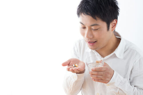サプリメントを飲む男性