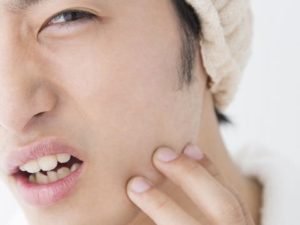 ニキビ跡を気にする男性