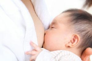 授乳中の母親と赤ちゃん