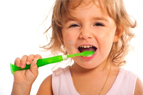 歯磨きする子ども