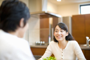男性と会話する女性
