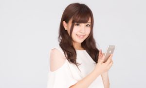 スマホを見てにっこりする女性