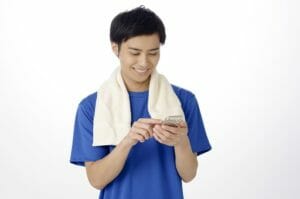 スマホをチェックする男性