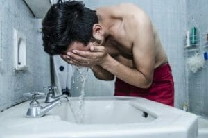 洗顔する男性
