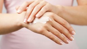 ハンドクリームを使う女性
