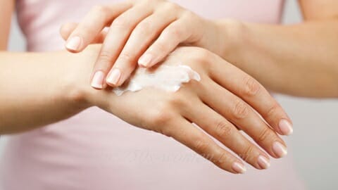 ハンドクリームを使う女性