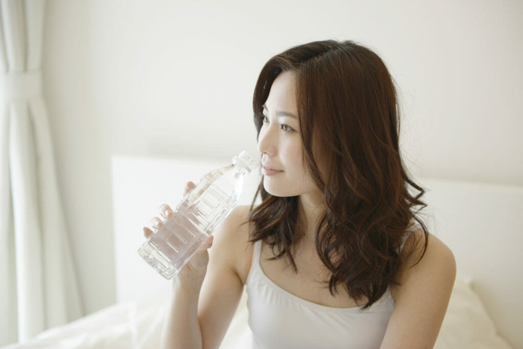 水を飲む女性