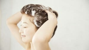 髪を洗う女性