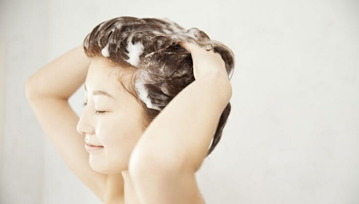 髪を洗う女性