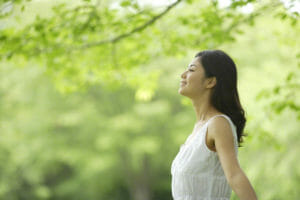 深呼吸をする女性