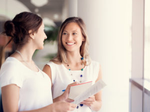 会話する女性