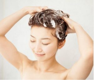 髪を洗う女性