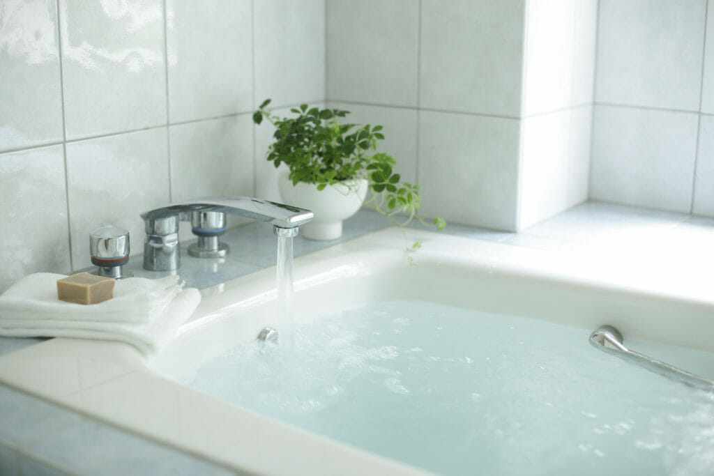 お湯のたっぷり入った浴槽