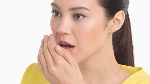 口臭をチェックする女性