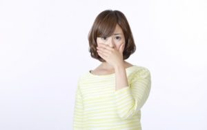 口臭が気になっている女性