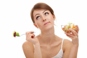 間食する女性