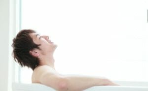 入浴中の男性