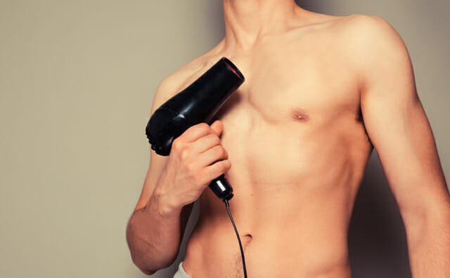 ドライヤーを持つ男性