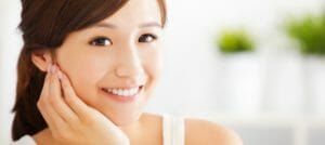 白い歯の女性
