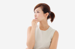 悩む女性