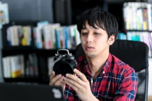 男の目の下のクマ