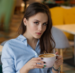 コーヒーを飲む女性