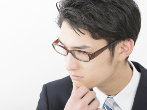 副作用を疑う男性